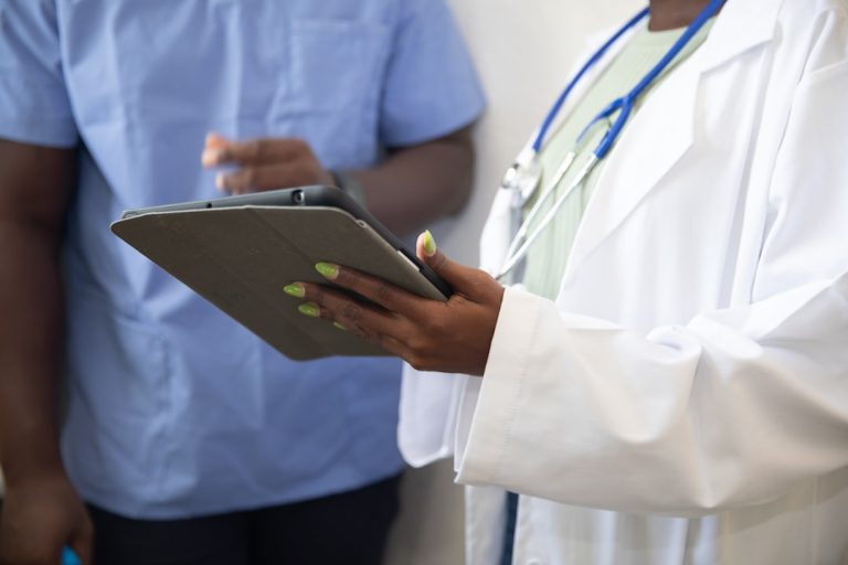 Doktor ve hasta dijital sağlık görüşmesi - Fotoğraf Nappy, Unsplash