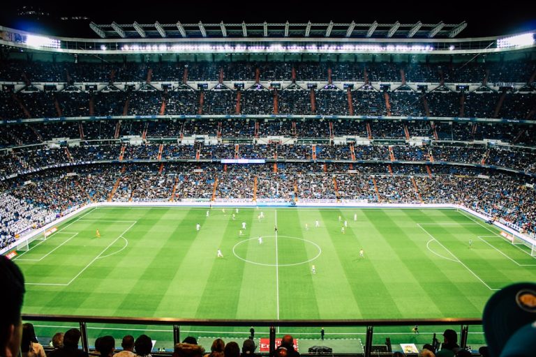 Futbol stadyumu ve saha - Fotoğraf Vienna Reyes, Unsplash