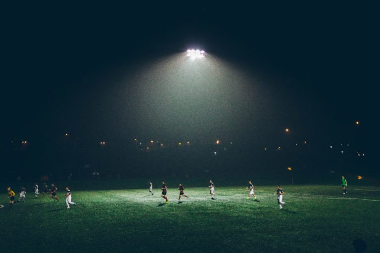 Gece futbol maçı - Fotoğraf Abigail Keenan, Unsplash